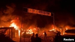 آتش‌سوزی در اردوگاه فلسطینیان در پی حمله هوایی اسرائیل به رفح