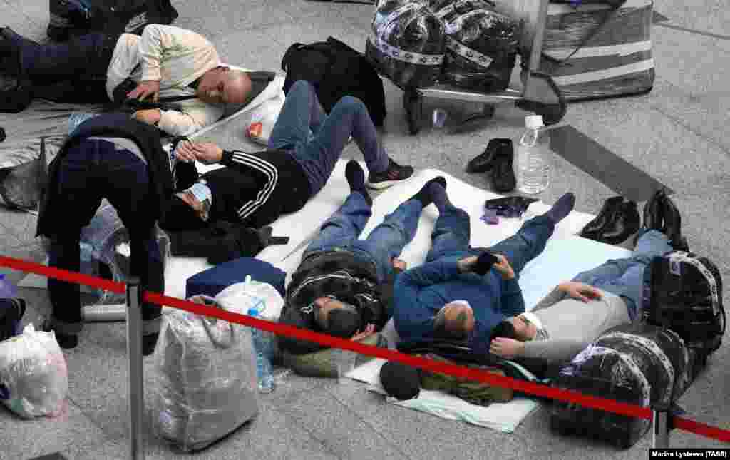Патници спијат на Меѓународниот аеродром Внуково во близина на Москва на 27 март, првиот ден на забраната за меѓународни летови што ја нареди руската влада