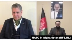 د عکس ښي لور ته د افغانستان د ملي امنیت شورا سلاکار حمدالله محب او چپ لور ته د ناټو ملکي استازى