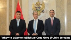 Glavni tužilac Međunarodnog rezidualnog mehanizma za krivične sudove Serž Bramerc (u sredini), vrhovni državni tužilac Milorad Marković (desno) i glavni specijalni tužilac Vladimir Novović (lijevo)
