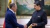 Predsjednik Venecuele Nicolas Maduro (desno) rukuje se s ruskim ministrom vanjskih poslova Sergejem Lavrovom u Karakasu 20. februara