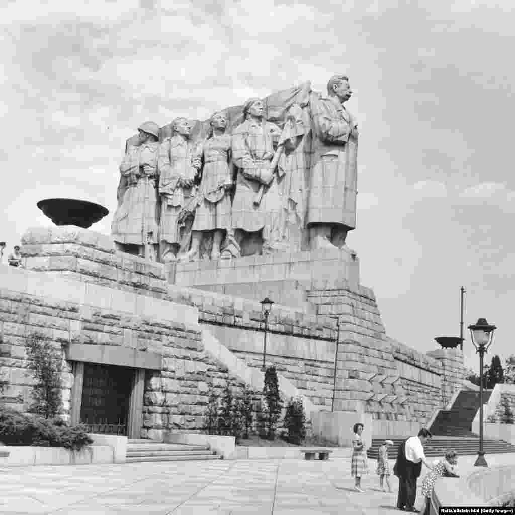 Пам&#39;ятник Сталіну, сфотографований влітку 1960 року. Гранітно-бетонний велетень стояв тут з 1955-го до 1962 року, доки його не зруйнували під час &laquo;десталінізації&raquo; в Радянському Союзі
