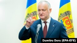 Dodon este învinuit că, în iunie 2019, ar fi pretins și primit între 600.000 și un milion de dolari de la oligarhul democrat Vladimir Plahotniuc și omul lui de încredere, Serghei Iaralov.
