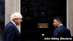 Президент України Володимир Зеленський (п) і премʼєр-міністр Великої Британії Борис Джонсон, архівне фото