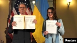 Юлія Свириденко і Скотт Бессент під час підписання між Україною і США угоди про економічне партнерство і створення Інвестиційного фонду відбудови, 30 квітня 2025 року