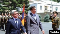 Armenia -- Georgian President Mikheil Saakashvili (R) ends a two-day visit to Yerevan on June 25, 2009.