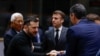 Volodimir Zelenszkij ukrán elnök a csütörtöki rendkívüli EU-csúcson kezet ráz Pedro Sánchez spanyol miniszterelnökkel