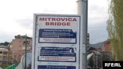 Most u Kosovskoj Mitrovici koji razdvaja severni i južni deo ovog grada, Foto: Ricki Green