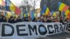 Peste 10.000 de persoane au luat parte duminică, 12 ianuarie 2025, la un protest inițiat de liderul AUR, George Simion, contra anulării alegerilor prezidențiale. Învingătorul din noiembrie, candidatul pro-rus Călin Georgescu, a plecat vineri în străinătate și nu a participat.