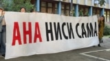 Ispred Osnovnog suda u Novom Sadu okupili su se studenti i građani kako bi pružili podršku studentkinji kojoj je polomljena vilica u napadu aktivista SNS, 28.maj 2025.