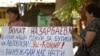 Gazagystanyň Almaty şäherindäki "Uş Koňyr" atly söwda nokatlarynyň işgärleri bu söwda nokatlarynyň eýesi Bolat Nazarbaýewi korrupsiýada aýyplap, piket geçirýärler. Almaty, 10-njy iýun, 2010.