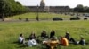 După ce au fost adoptate măsuri de relaxare, prietenii și-au dat întâlnire pe Esplanade des Invalides, Paris