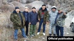(Оңдон солго): катарда биринчи турган шектүү Мелис Калыков, катарда үчүнчү турган маркум прокурор Анарбай Мамажакыпов. Сүрөт Интернеттен алынды.