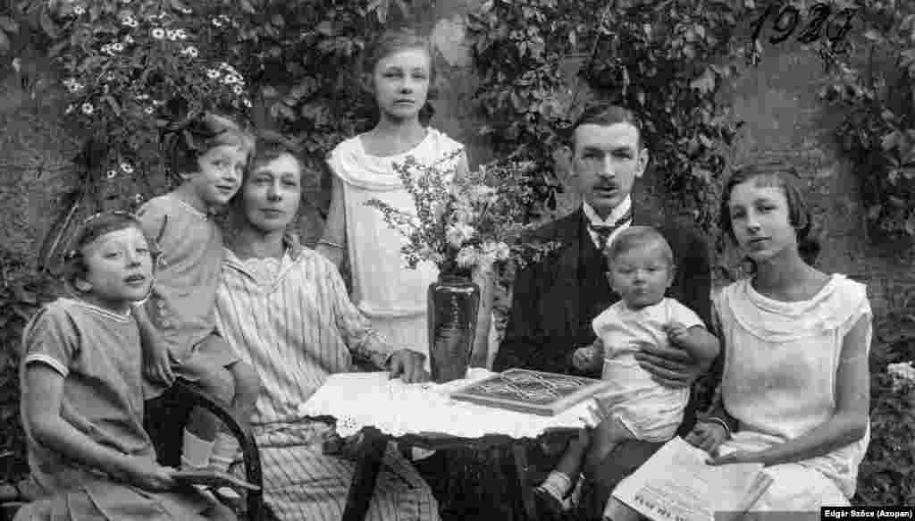 Fotografie reprezentând familia Kron în 1927 Această fotografie face parte dintr-un set de fotografii cumpărate de tatăl lui Szocs din piață. A fost publicată pe paginile de socializare ale Azopan, fără nicio informație legată de anul în care a fost realizată. Nu mult după aceea, oamenii au început să comenteze imaginea și întreaga istorie a familiei - și s-a aflat astfel că fata de la extremitatea stângă s-a sinucis iar băiețelul a făcut carieră mai târziu ca păpușar.