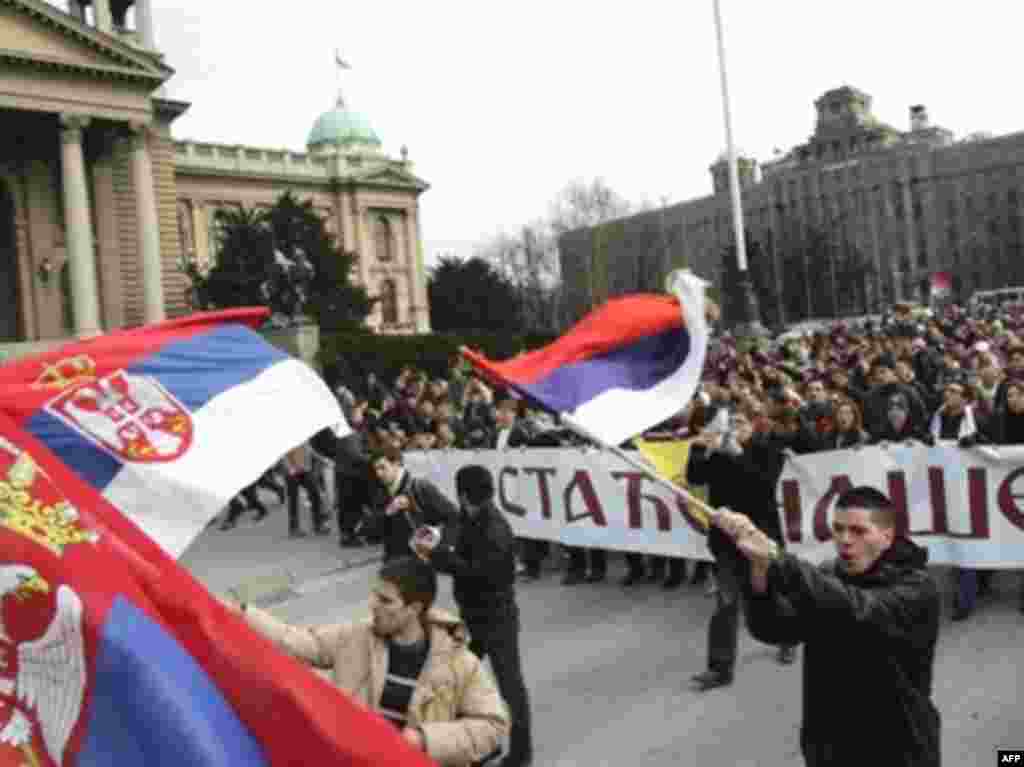 Në Beograd protestohet kundër pavarësisë së Kosovës, 18 shkurt 2008. - ERBIA, BELGRADE : Serbian students wave flags during a protest in downtown Belgrade on February 18, 2008. More than 5,000 protesters, including many students, gathered in central Belgrade for a peaceful demonstration against Kosovo independence on Monday, following a night of violence by hardliners.