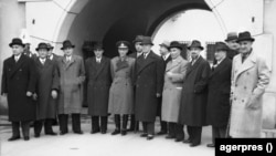 Guvernul Sănătescu, generalul este în mijloc, în haină militară, la Palatul Elisabeta, unde locuia Regele Mihai. 2 octombrie 1944.