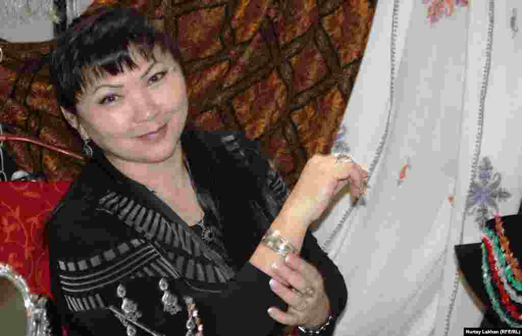 Cемейлік Сәулеш есімді шебер көрмеге күмістен жасалған білезік әкелді. Алматы, 21 қыркүйек 2013 жыл. 