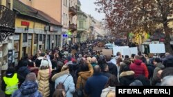Câteva mii de persoane protestează în Zrenjanin, Serbia, în cadrul unui eveniment organizat de studenți pentru a cere socoteală în cazul prăbușirii mortale a unui acoperiș de la gara din Novi Sad.