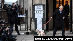 Premierul britanic Boris Johnson a votat de dimineață, la o secție din centrul Londrei, însoțit de cățelul său, Dilyn. 