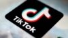 Logoja e aplikacionit TikTok në një ekran telefoni.