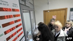 Ажиотажный спрос на валюту в белорусских "обменниках"