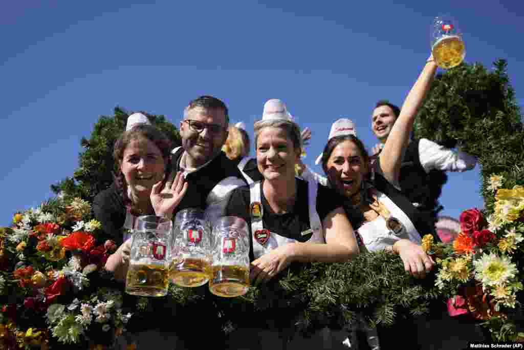 Nikoqirët e festivalit Oktoberfest para fillimit të edicionit të 189-të të birrës në Munih. 