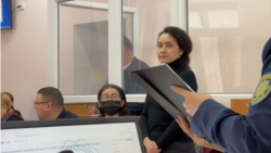 "Бұрынғы күйеуін өлтіру үшін киллер жалдаған" деген айып тағылған Эльвира Еркебаева (оң жақта тұрған) мен оның сыбайласы Максим Кузнецовтың соты (видеодан скриншот)