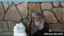 په افغانستان کې د خوړو نړیوال سازمان یو مرسته ترلاسه کوونکی - ارشیف