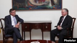 Ուկրաինայի արտգործնախարար Լեոնիդ Կոժարան (ձ) և Հայաստանի արտգործնախարար Էդվարդ Նալբանդյանը: 