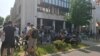Nakon vesti o privođenjima ispred Prekšajnog suda u Novom Sadu okupila se grupa ljudi, među kojima su i studenti i profesori, 11. jun 2025.