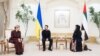 Președintele ucrainean, Volodimir Zelenski, și soția lui, Olena Zelenska, întâlnire cu minstra Emiratelor Arabe pentru Cooperare Internaționașă, Reem Al Hashimi - fotografie de pe contul de X al lui V. Zelenski.