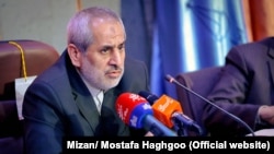 دولت‌آبادی از زینب طاهری به عنوان فردی نام برد که «اذهان عموم را تحریک کرده و ضد انقلاب را علیه دستگاه قضایی بسیج کرده است».