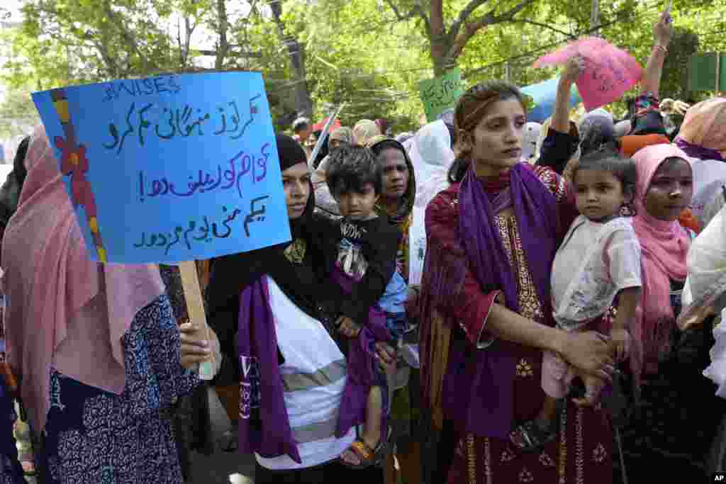 „Reduceți inflația, compensați oamenii de rând”, stă scris pe pancartele unor mame cu copii mici care au demonstrat de 1 Mai la Lahore, în Pakistan. 