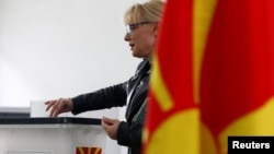 Një grua duke votuar në zgjedhjet presidenciale në Shkup, Maqedonia e Veriut. Fotografi nga arkivi.