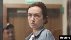 În imagine, jurnalista Alsu Kurmașeva participă la o audiere la tribunalul din Kazan, în 31 mai.