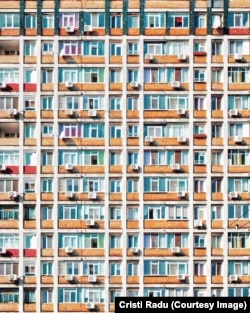 A raidenbucharest néven posztoló Radu a hétköznapokban is megtalálja a különlegességet – mint például egy fővárosi lakóépületben