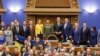 Prim-ministra estoniană Kaja Kallas (în galben) a asistat la discursul rostit în Parlamentul de la Tallinn de președintele ucrainean Volodimir Zelenski, pozând apoi într-o „fotografie de familie”, 11 ianuarie 2024.