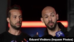Andrew Tate (în dreapta) și fratele său, Tristan, spun că intenționează să rămână în România și că își vor dovedi nevinovăția în instanță.