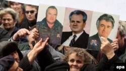 Младич, Караджич жана Милошевичти Сербияда көптөр дале баатыр дешет