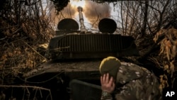 Військовий 24-ї механізованої бригади ЗСУ веде вогонь із гаубиці по російських позиціях біля Часового Яру, 13 листопада 2024 року