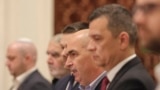 România nu are un guvern stabil și cu puteri depline de aproape șapte săptămâni, iar asta riscă să aducă noi prejudicii țării. Marți, președintele Nicușor Dan ar trebui să meargă la summitul NATO cu miniștrii Apărării și de Externe dar încă nu se știe cine vor fi ei.