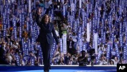 Kamala Harris sosește pe podiumul Convenției ca să-și rostească discursul mult-așteptat.