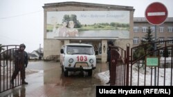 Каля школы №2 у Стоўпцах пасьля двайнога забойства, 11 лютага 2019 году