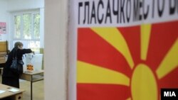 Архивска фотографија- гласање на избори 