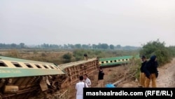 د پاکستان په جنوبي سند ایالت کې له کرښې وتلی مسافر وړونکی رېل ګاډی