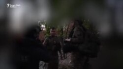 Momentul în care un obuz rusesc a aterizat lângă o echipă RFE/RL în Ucraina 