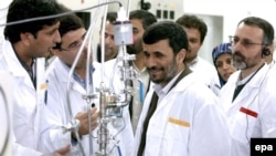 محمود احمدی‌نژاد در حال بازدید از تأسیسات غنی‌سازی نظنز