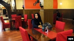Një kliente afgane duke pritur ushqimin e saj në një restorant në Kabul. Tetor, 2016.