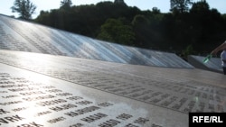 Ploča sa imenima žrtava srebreničkog genocida u Memorijalnom centru Potočari.