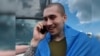 „Bună, mamă, sunt acasă!”: Îmbrățișări și urale în timp ce Ucraina și Rusia fac schimb de prizonieri de război